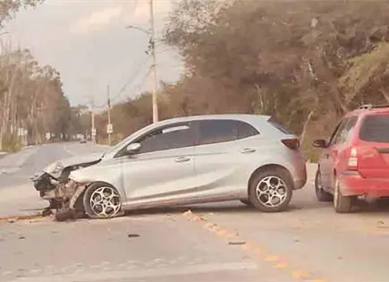Se acaba camioneta al estrellarse contra &aacute;rbol
