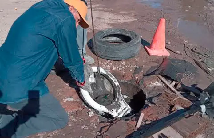 Trabaja Pozos en drenajes colapsados y fugas de agua