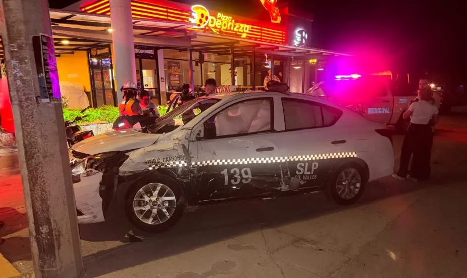 Camioneta choca contra taxi; pasajera resulta lesionada