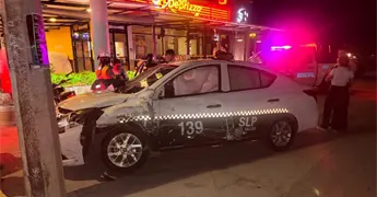 Camioneta choca contra taxi; pasajera resulta lesionada