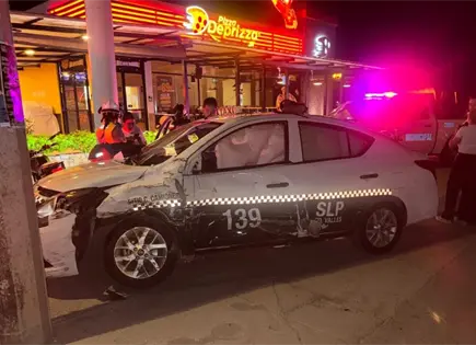 Camioneta choca contra taxi; pasajera resulta lesionada Camioneta choca contra taxi; pasajera resulta lesionada