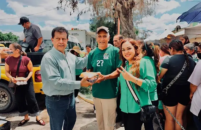 Delegada del DIF, se pasea y no trabaja