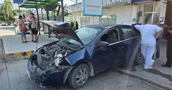 Enfermero provoca choque por alcance en bulevar M&eacute;xico-Laredo
