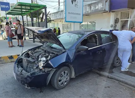 Enfermero provoca choque por alcance en bulevar M&eacute;xico-Laredo