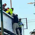 Evitan que hombre se tire al vac&iacute;o