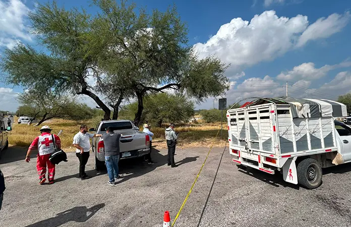 Fallece motociclista al embestirlo camioneta