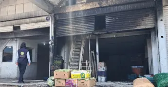 Video | Incendio consume bodega de Abastos