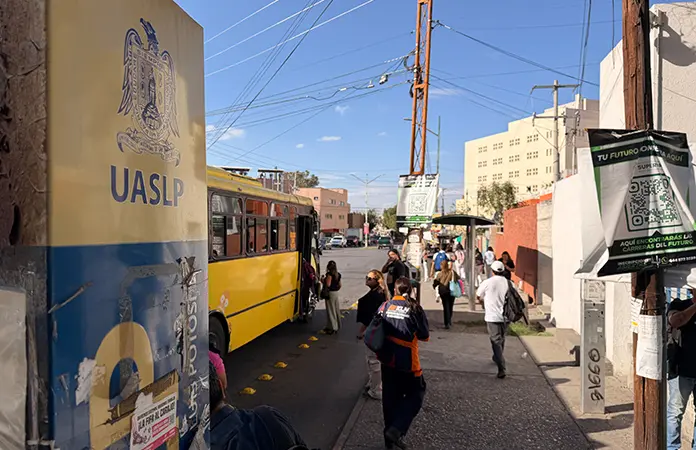 La falta de urbanos retrasa a estudiantes