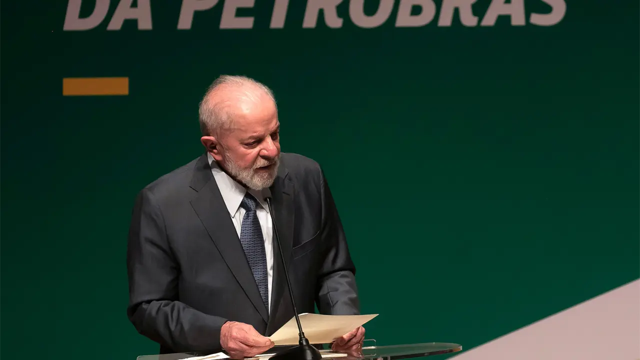 Lula visita embarcación de Petrobras tras hallazgo petrolero en Amapá
