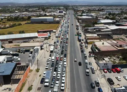Obra en carretera a Rioverde genera largas filas de vehículos Obra en carretera a Rioverde genera largas filas de vehículos