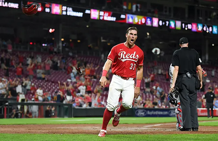 Rojos dividen la serie ante los Cardenales
