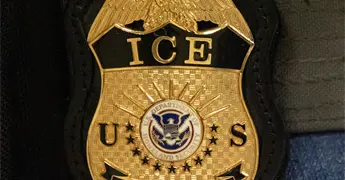 ICE rechaza pedido de que c&aacute;maras corporales se activen autom&aacute;ticamente