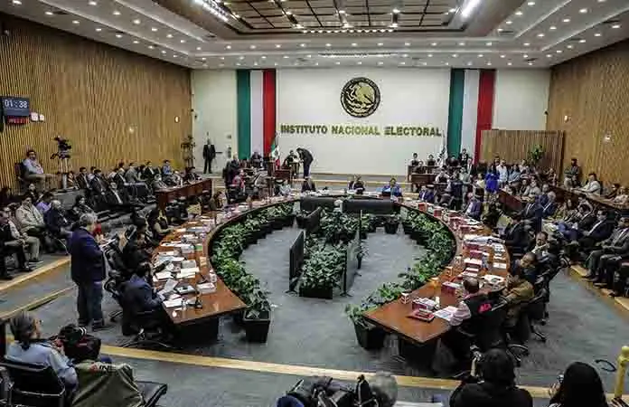 Chocan priistas y consejeros del INE