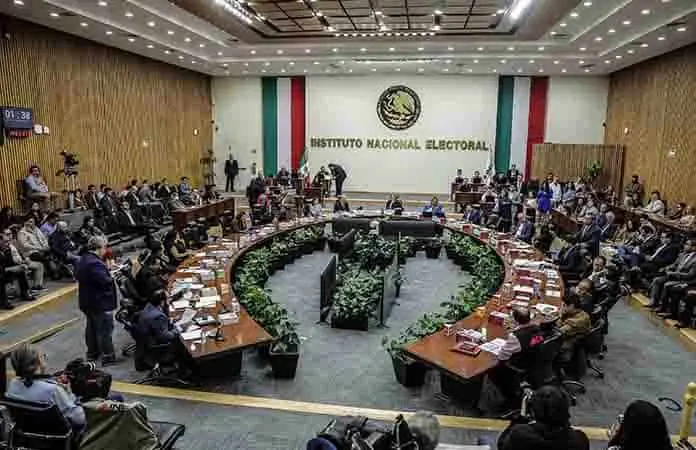 Chocan priistas y consejeros del INE