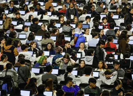 Concluye en el Palacio de los Deportes examen extraordinario de ingreso a la UNAM Concluye en el Palacio de los Deportes examen extraordinario de ingreso a la UNAM
