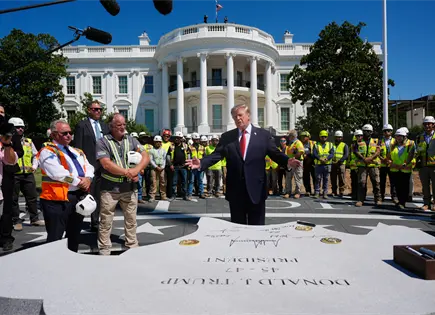 Donald Trump gu&iacute;a recorrido por construcci&oacute;n del helipuerto en Casa Blanca