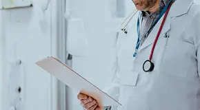 En el mundo faltan 34.4 millones de profesionales de la salud