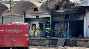 Se incendian dos bodegas en Abastos