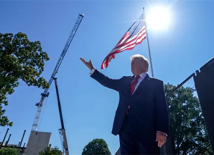 Trump amenaza con "asfixiar" la econom&iacute;a de Ir&aacute;n