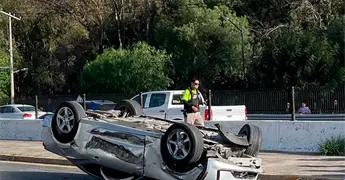 Vuelca autom&oacute;vil en Salvador Nava, conductor resulta ileso