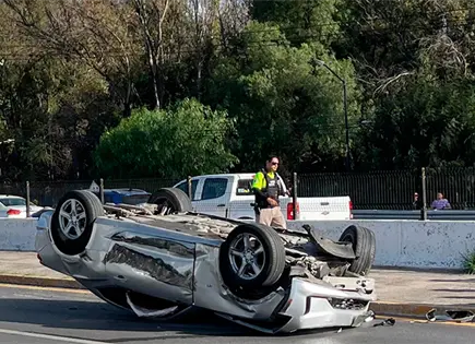 Vuelca autom&oacute;vil en Salvador Nava, conductor resulta ileso