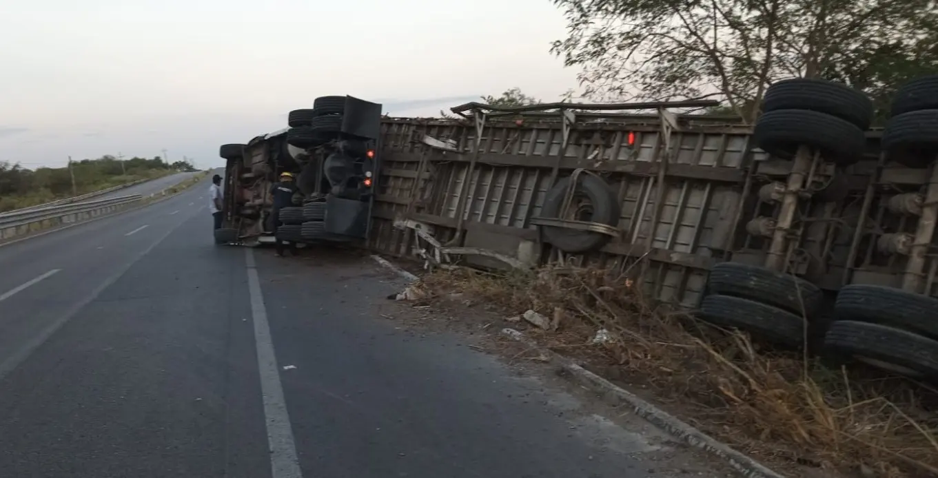 Vuelca tráiler cargado de pollos en la Valles-Tampico