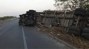 Vuelca tr&aacute;iler cargado de pollos en la Valles-Tampico