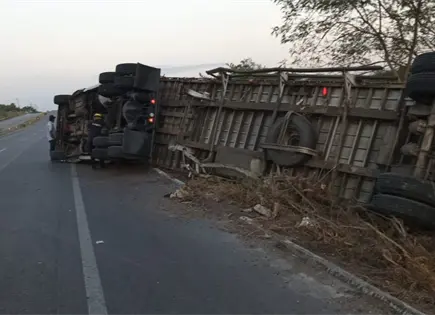 Vuelca tráiler cargado de pollos en la Valles-Tampico Vuelca tráiler cargado de pollos en la Valles-Tampico