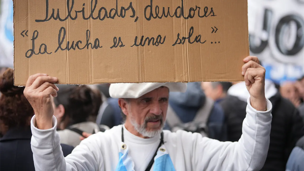 Endeudamiento masivo en Argentina genera movilización frente a Economía