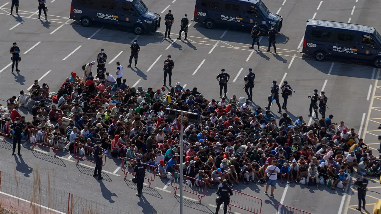 España traslada migrantes en Ceuta a refugios ante crisis humanitaria
