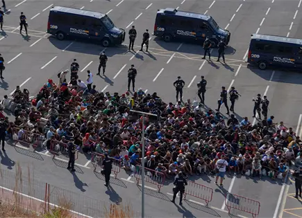 España traslada migrantes en Ceuta a refugios ante crisis humanitaria España traslada migrantes en Ceuta a refugios ante crisis humanitaria