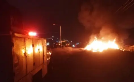 Incendio de llantas moviliza a cuerpos de emergencia