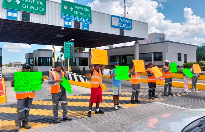 Manifestantes cierran caseta SLP- Rioverde