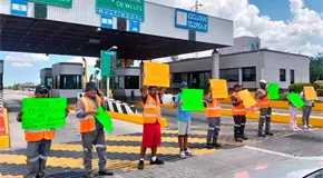 Manifestantes cierran caseta SLP- Rioverde 