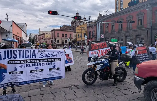 Marchan a la FGE familias de v&iacute;ctimas