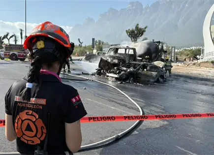 Muere mujer tras incendio de auto provocado por choque en Garc&iacute;a