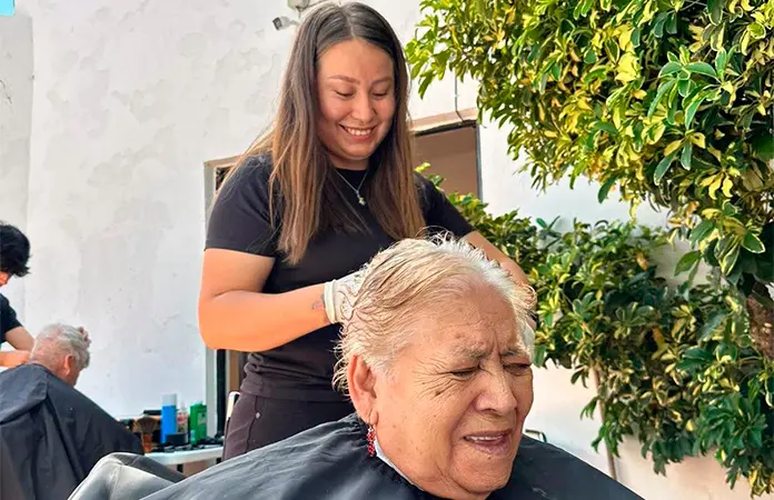 Ofrecen cortes gratuitos a los ancianitos de Asilo