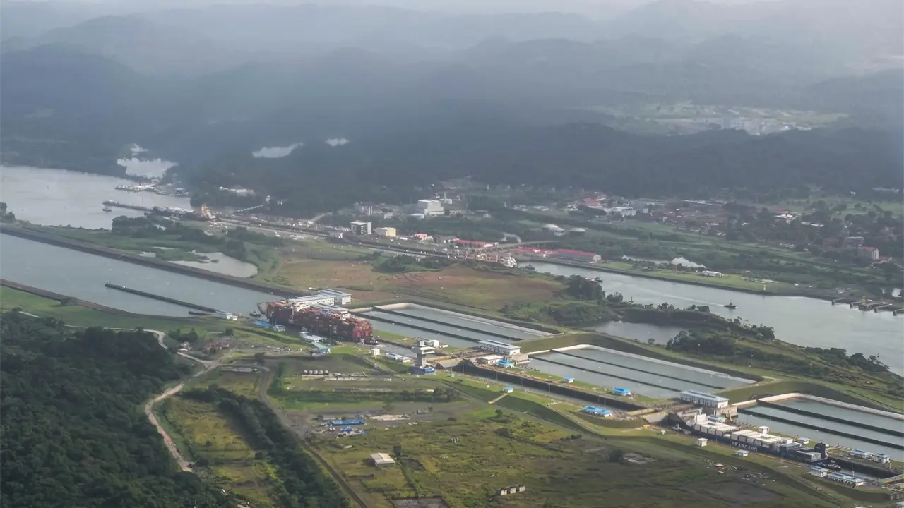 Canal de Panamá reduce tránsito de buques por sequía