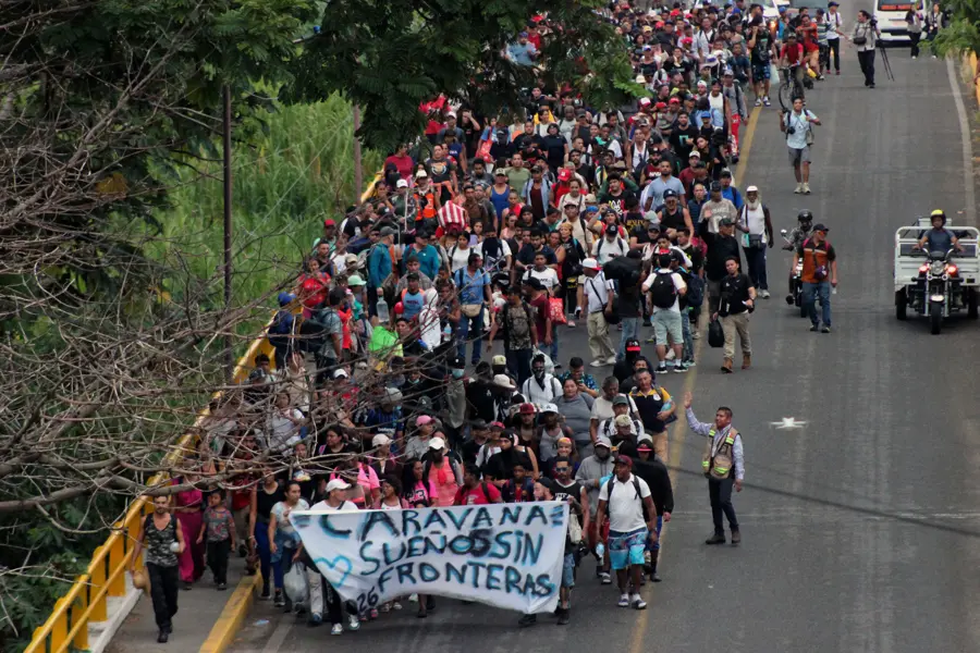 Caravana de 800 migrantes parte de Tapachula hacia Ciudad de México