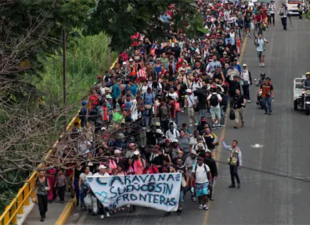 Caravana de 800 migrantes parte de Tapachula hacia Ciudad de M&eacute;xico