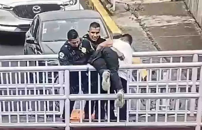 Policías evitan que un hombre salte de puente