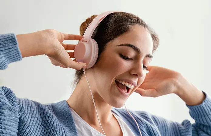 Uso prolongado de audífonos afecta salud auditiva en jóvenes