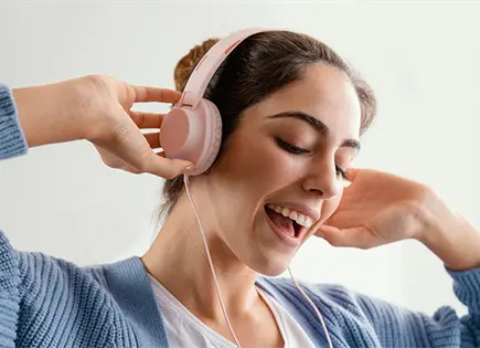 Uso prolongado de audífonos afecta salud auditiva en jóvenes Uso prolongado de audífonos afecta salud auditiva en jóvenes