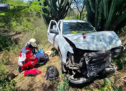Vuelca camioneta en la carretera 70