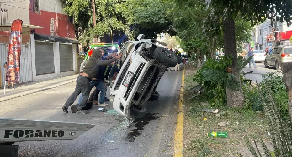 Vuelca taxista en Prolongación Muñoz