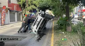 Vuelca taxista en Prolongaci&oacute;n Mu&ntilde;oz