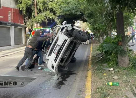 Vuelca taxista en Prolongación Muñoz Vuelca taxista en Prolongación Muñoz