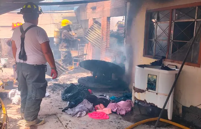 Arde la bodega de una vivienda