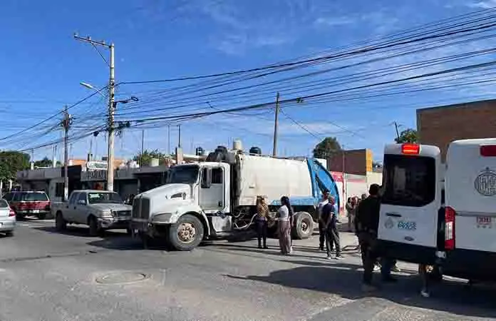 Arrolla camión de la basura a un indigente
