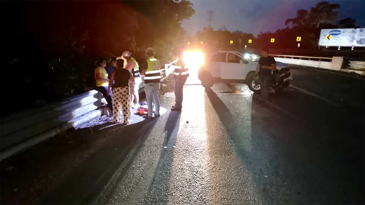 Camioneta choca contra muro en la Valles-Tamazunchale